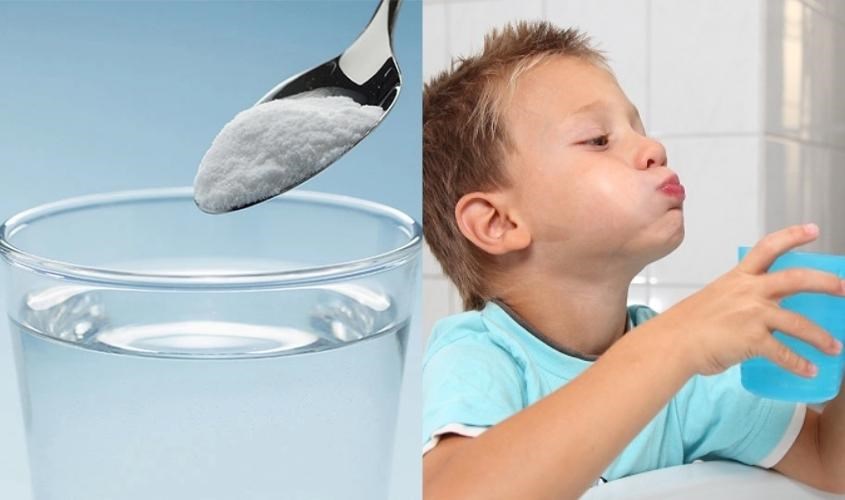 Súc miệng bằng nước muối ấm hoặc nước súc miệng thảo dược