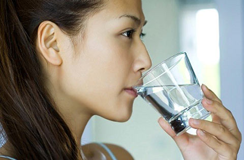 Súc miệng với nước muối ấm